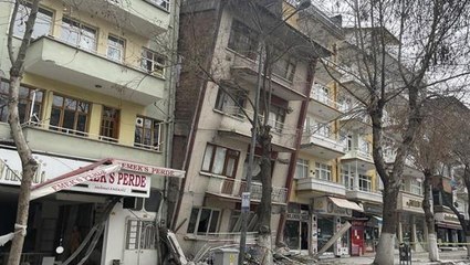 Malatya'da 4,7 büyüklüğünde deprem sonrası bir bina öne doğru yattı, cadde kapatıldı