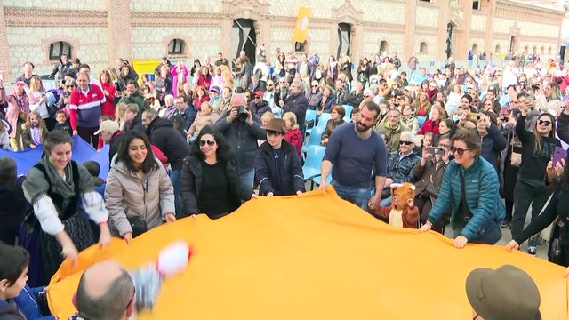 El tradicional manteo del pelele, coplas, murgas y chirigotas alegran el domingo de Carnaval