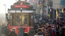 İstanbul'da güneşli havayı fırsat bilen vatandaşlar İstiklal Caddesi'ne akın etti