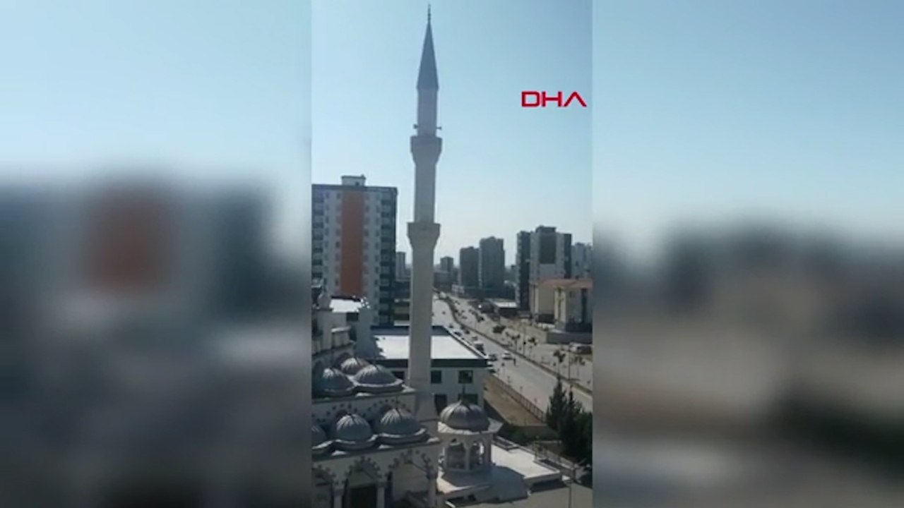 Kontrollü şekilde yıkılan minare 3 katlı evin ü...