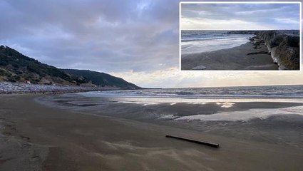 Depremin yerle bir ettiği Hatay'ın Arsuz ilçesinde deniz suyu 20 metre çekildi