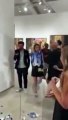 Mulher parte (sem querer) obra de Jeff Koons avaliada em 42 mil dólares
