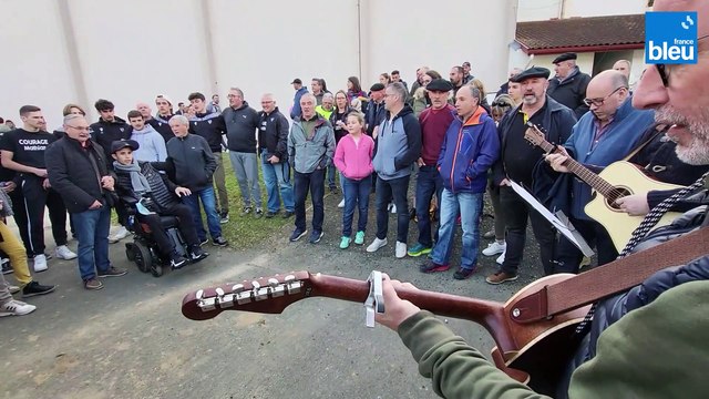 Mon dieu que j'en suis à mon aise entonnée par les supporters de Nafarroa et Bagnères autour de Mathias Dantin
