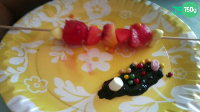 Brochettes fruits et bonbons