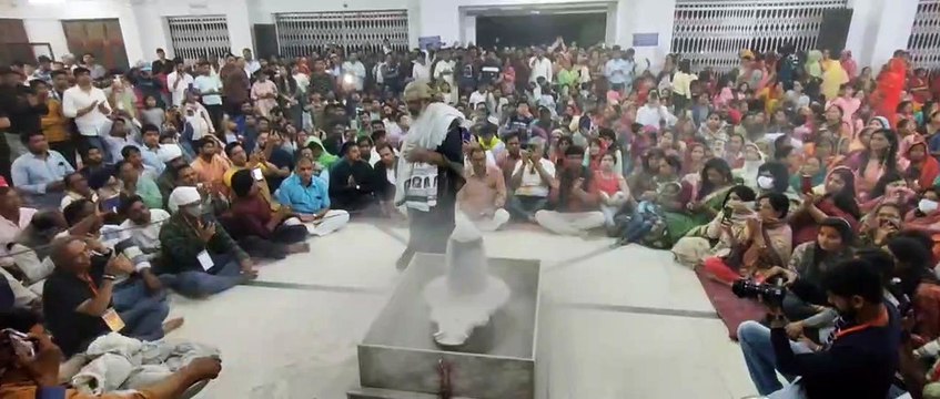 11 फीट के शिवलिंग की हुई भस्म स्नान आरती