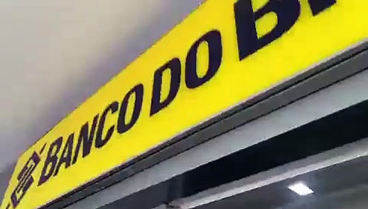 Carnaval de BH: Foliões aproveitam o ar condicionado de banco para driblar o calor em BH