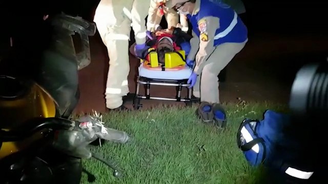Motociclista bate a cabeça no meio fio após queda de moto