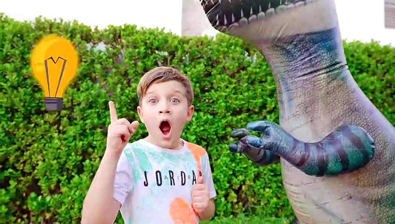 Diana and Roma learn the alphabet with balloons
