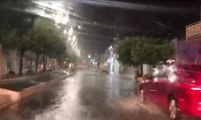 Chuva de quase 100 milímetros gera transtornos no Centro de Cajazeiras e ruas ficam alagadas