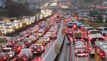 Okulların açılmasıyla İstanbul'da trafik kilit! Yoğunluk her geçen dakika artıyor