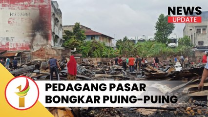 Sejumlah Pedagang Pasar Cik Puan Bongkar Puing-Puing Sisa Kebakaran