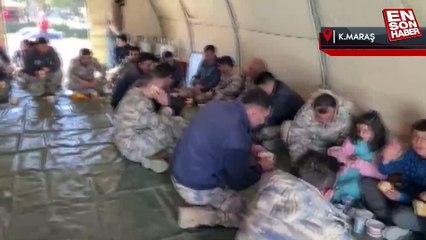 Mehmetçik, depremzede çocuklarla aynı sofrada