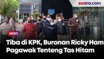 Bupati Mamberamo Tengah Ricky Ham Pagawak Tenteng Tas Hitam saat Digelandang ke KPK, Siap Ditahan?