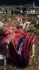 فساتين وألعاب وحقائب مدرسية.. متعلقات ضحايا الزلزال تركها ذووهم على قبورهم