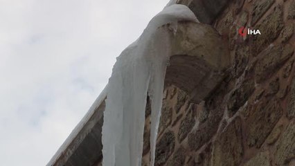 Sivas'ta dev buz sarkıtları oluştu