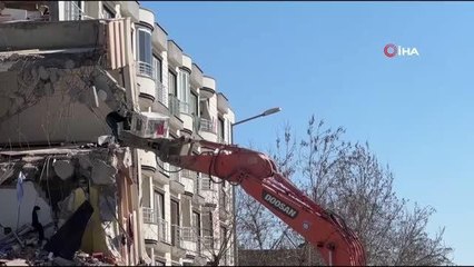 Enkaz halindeki binadan eşyasını kurtarmaya çalışan depremzede 'pes' dedirtti