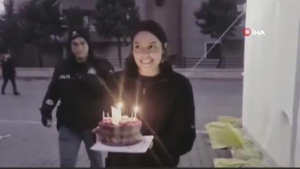 İzmir polisinden Hatay'da depremzede çocuğa doğumgünü sürprizi