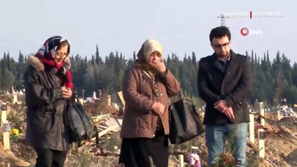 Depremde hayatını kaybedenlerin mezarları yürek yaktı: Yakınları hatıralarla süsledi