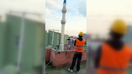 Kontrollü yıkılan minare 3 katlı evin üzerine devrildi
