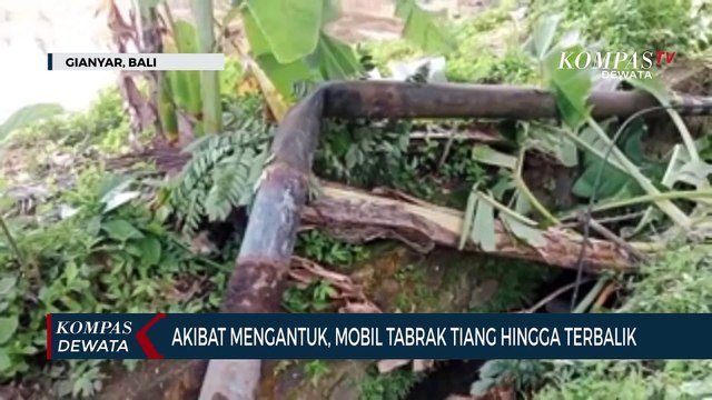 Supir Mengantuk, Mobil Tabrak Tiang Hingga Terbalik
