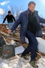 200 EVİN YIKILDIĞI KÖYDE BABA İLE 2 OĞLU, ENKAZDA KALANLARI KURTARDI