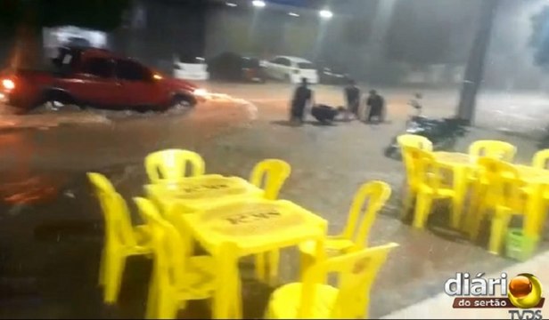 Água invade casas e comércios durante forte chuva em Cajazeiras; internautas registram tempestade