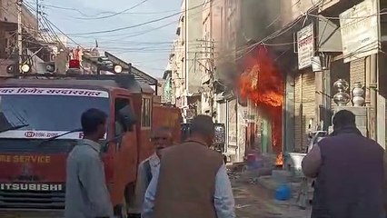 और ... देखते ही देखते बाजार में धूं-धूं कर जलने लगी दुकान
