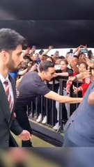 Akshay Kumar's Guards Push Pan Who Jumped Barricade, Actor REACTS