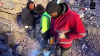 Enkazda bulunan para dolu banka kasası yetkililere teslim edildi