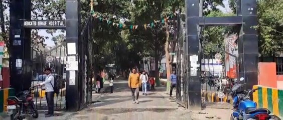 मरीजों की जिंदगी में उजाला करने वाले डॉक्टर अंधियारे में कर रहे काम