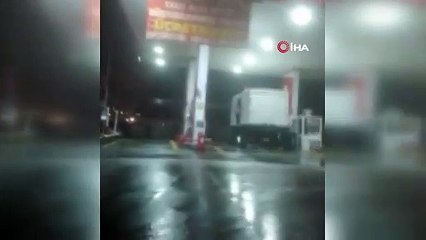 Depremin toz haline getirdiği binanın yıkıldığı an kamerada