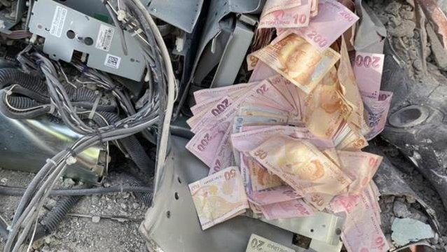 Enkazda bulunan para dolu banka kasası yetkililere teslim edildi