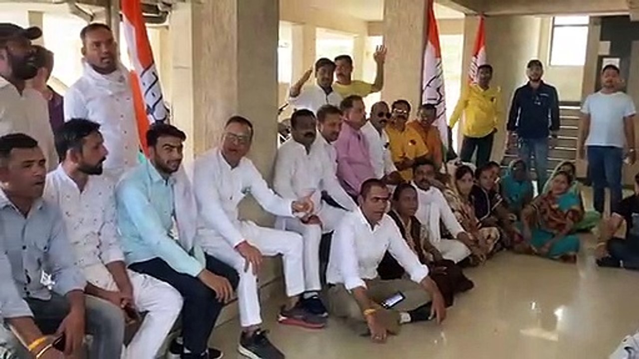 Video Story: छत्तीसगढ़ में कई नेताओं के ठिकानों पर पड़ी ED की रेड, कार्रवाई के विरोध में कांग्रेस कर रही प्रदर्शन