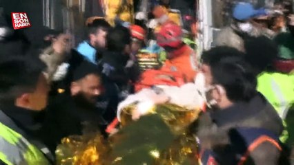 Cumhurbaşkanı Erdoğan depremzede Aleyna'yı ziyaret etti