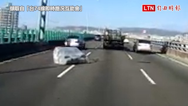 台74線上什麼都有？快速公路竟出現雙人沙發(擷取自「台74線即時路況互助會」/警方提供)