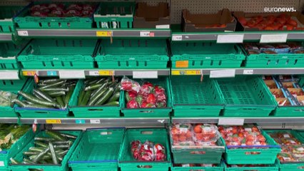 ما علاقة المغرب بتحديد متاجر بريطانية كمية مشتريات المتسوقين بحبتين فقط من الفواكه والخضار؟