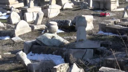 MALATYA'DA DEPREM TARİHİ MEZARLIĞI DA ETKİLEDİ
