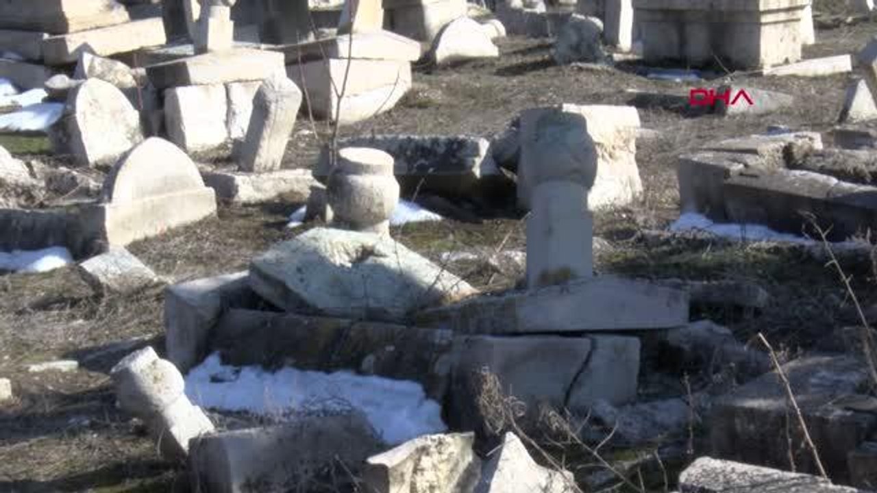 MALATYA'DA DEPREM TARİHİ MEZARLIĞI DA ETKİLEDİ