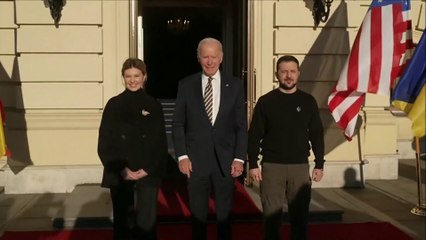 شاهد.. صور تجمع بايدن مع نظيره الأوكراني وعقيلته في كييف