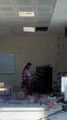 Depremde zarar gören okulda piyano çalan öğretmen