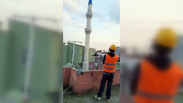 Adanada Kontrollü yıkılan minare 3 katlı evin üzerine devrildi