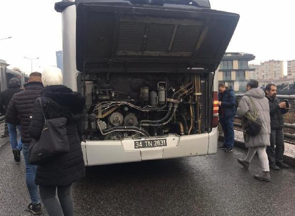 METROBÜS ARIZASI NEDENİYLE VATANDAŞLAR YÜRÜMEK ZORUNDA KALDI