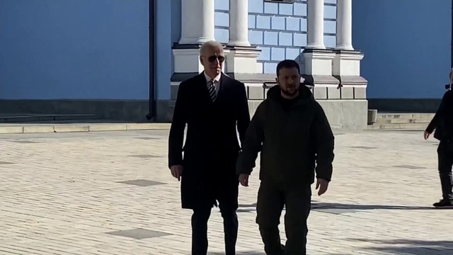 شاهد.. تجول الرئيس الأميركي ونظيره الأوكراني بعد زيارة #بايدن لحائط تذكاري لقتلى الجيش الأوكراني في #كييف #العربية