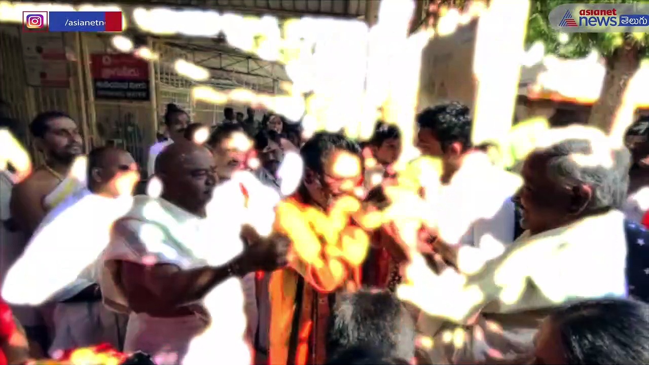 శివమాల ధరించి మరీ పెద్దిరెడ్డికి పాదాభివందనం... వివాదంలో శ్రీశైల ఆలయ ఈవో  