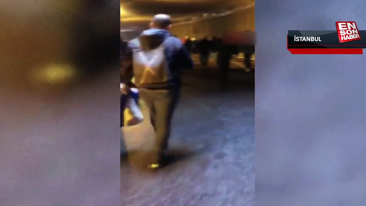 İstanbul'da metrobüs çilesi: Vatandaşlar tehlikeli yolda yürümek zorunda kaldı