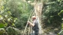 Campesinos arriesgan sus vidas cruzando por restos de un puente que colapsó