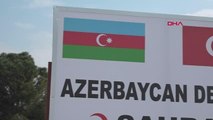 AZERBAYCAN, KURDUĞU SAHRA HASTANESİNDE DEPREMZEDELERİN YARALARINI SARIYOR: BİZE GİT DENİLENE KADAR BURADAYIZ