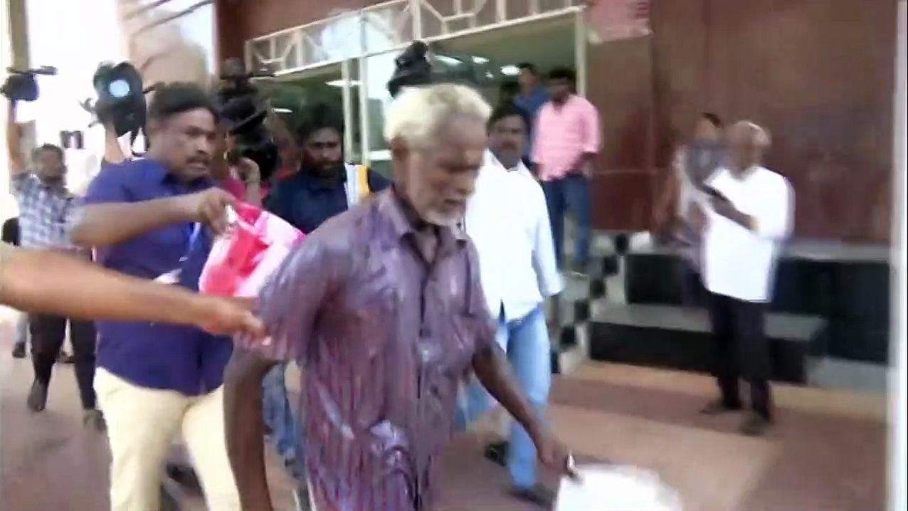 Viral : வீட்டை அபகரித்த திமுகவினர்- தீக்குளிக்க முயன்ற முதியவர்!