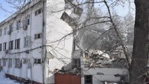 Depremden sonra yıkım kararı verilen Elbistan Belediyesi enkazında 