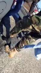 Asker ayakkabısı olmayan vatandaşa kendi botunu giydirdi